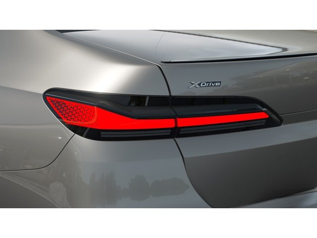 New 2026 Oxide Grey Metallic BMW 750e xDrive image 8