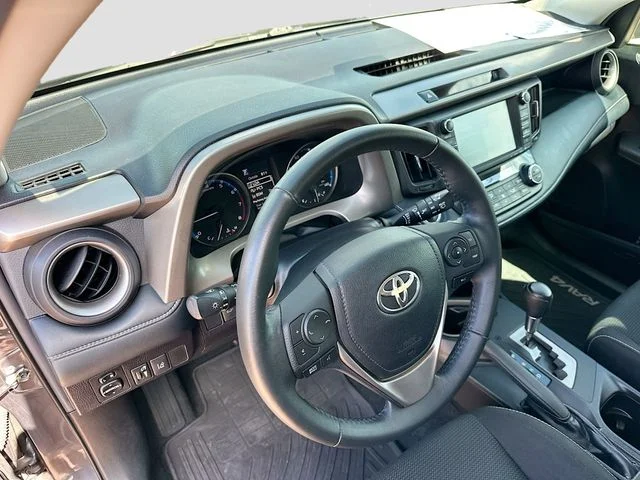 Used 2018 Gray Toyota XLE image 9
