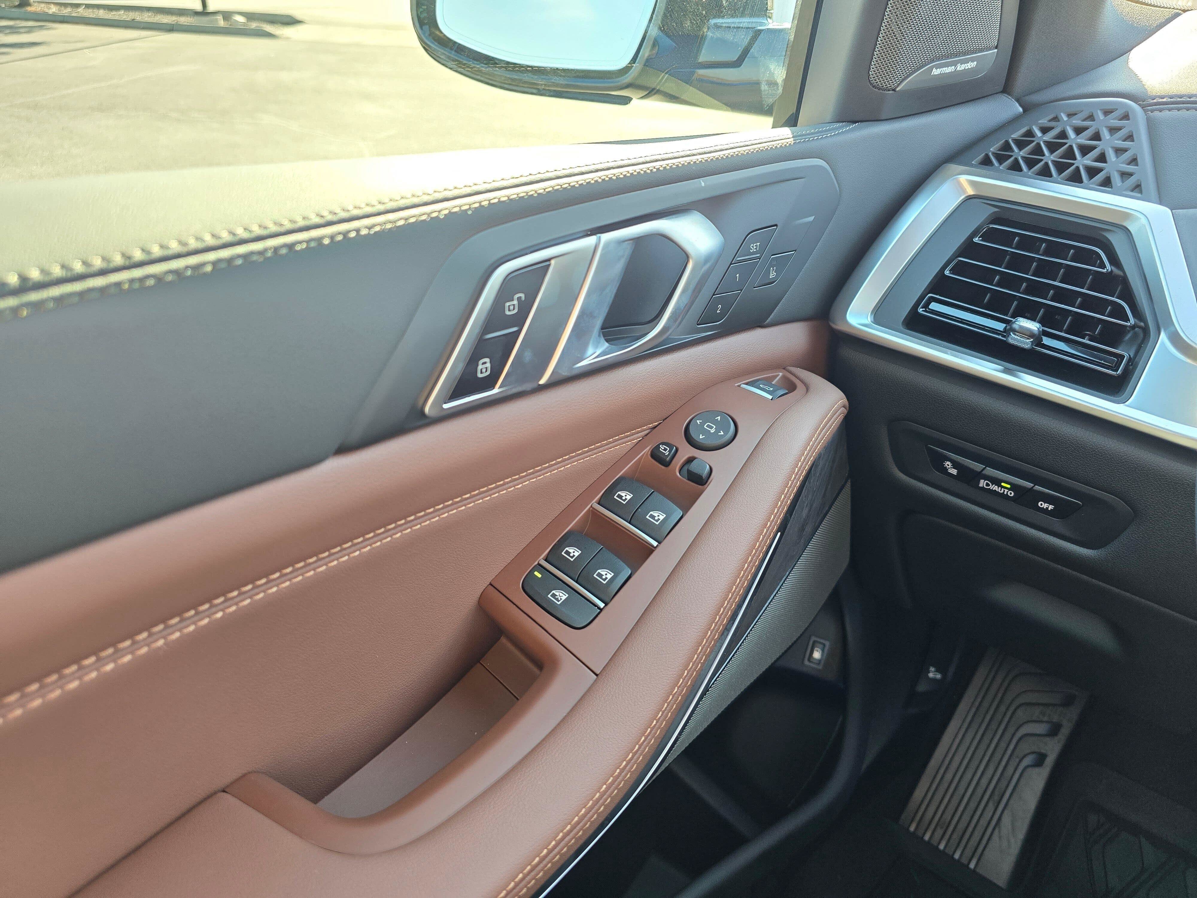 New 2026 Manhattan Green Metallic BMW xDrive50e image 28