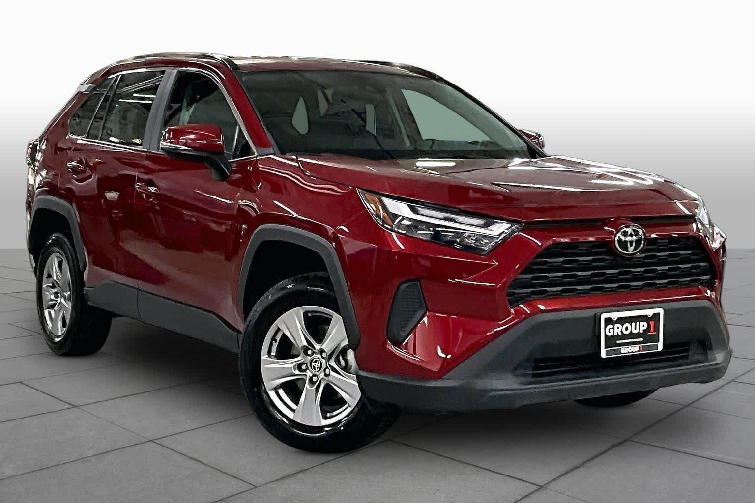 Used 2025 Ruby Flare Pearl Toyota XLE image 3