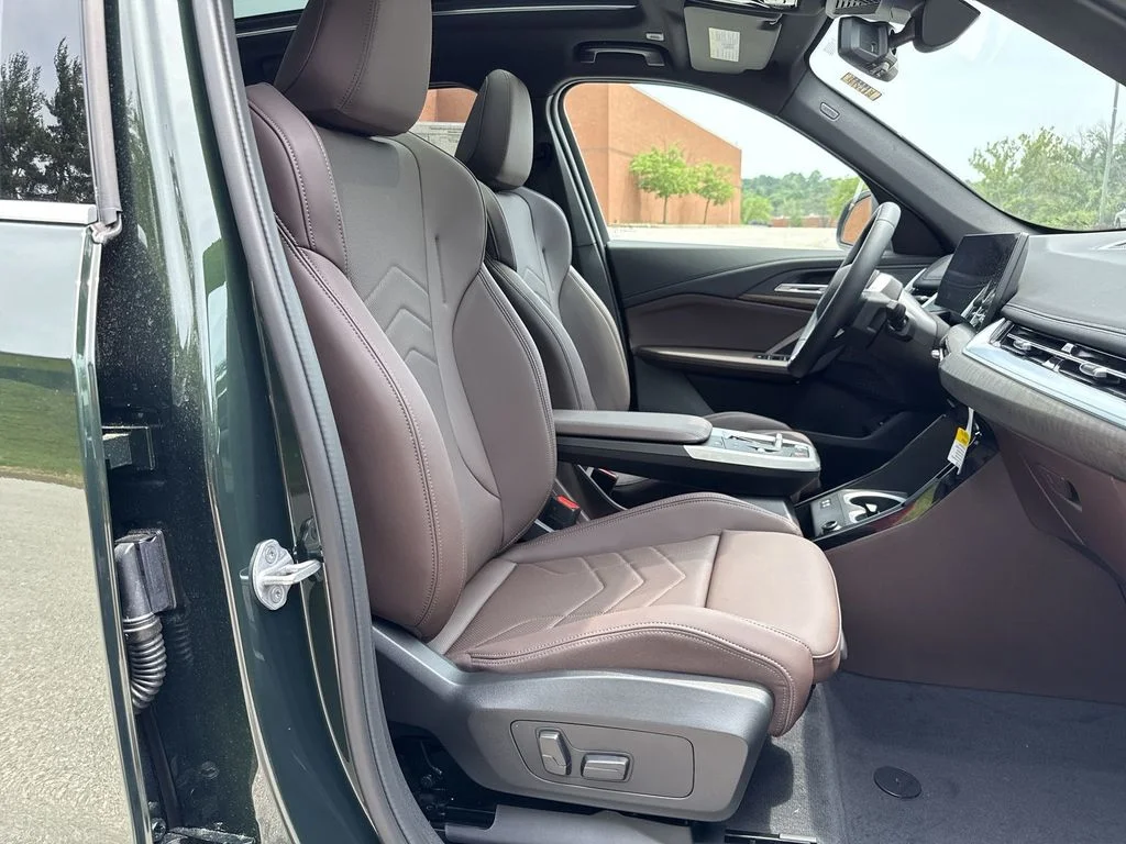 Certified Used 2025 Green BMW xDrive28i image 33