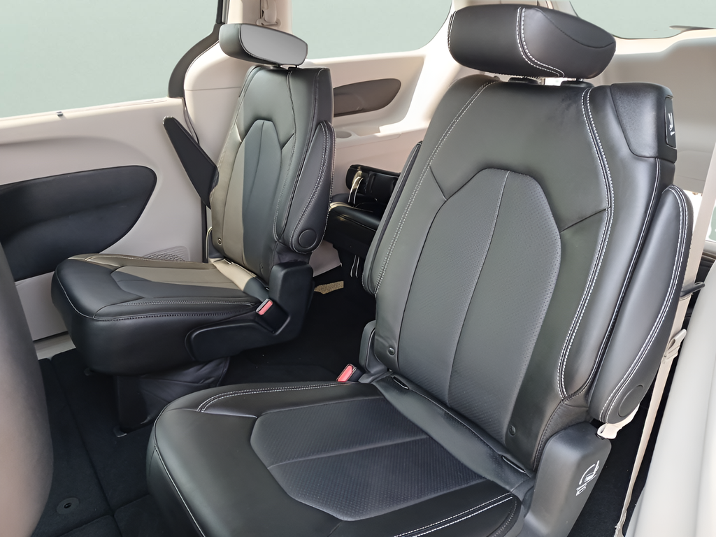 Used 2024 Silver Chrysler Touring L image 13