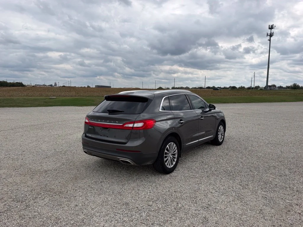Used 2017 Gray Lincoln Select image 3