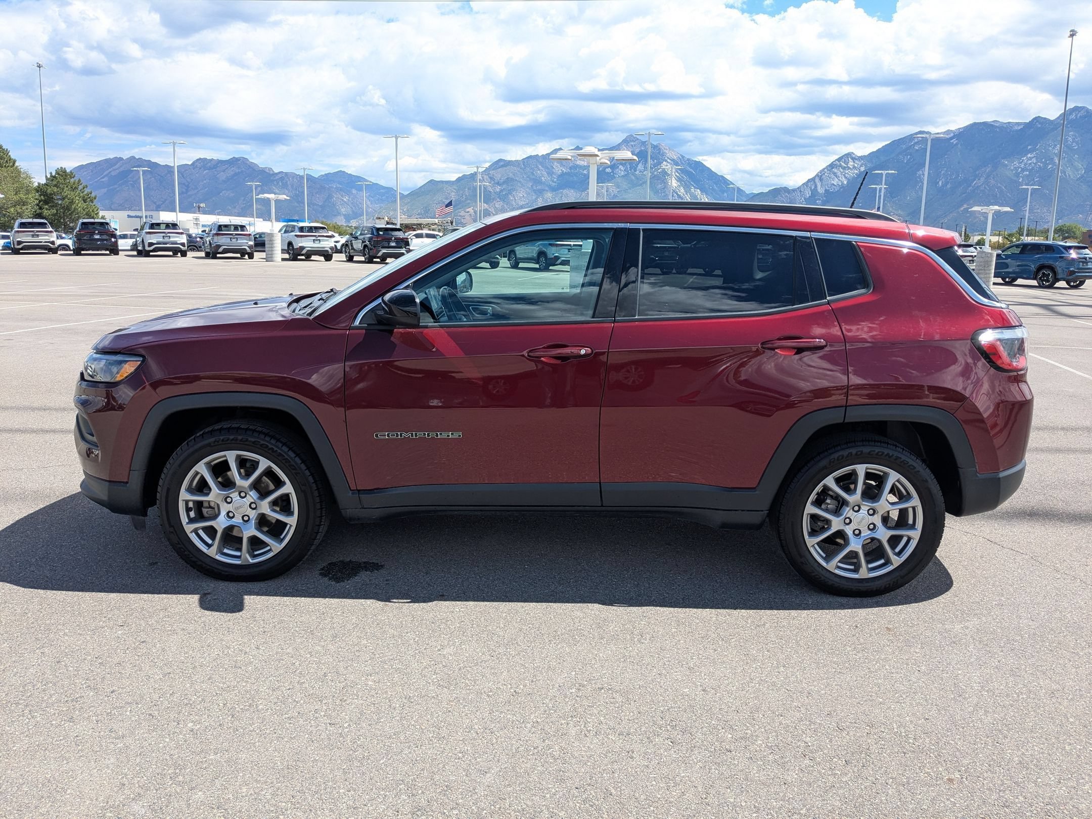 Used 2022 Velvet Red Pearlcoat Jeep Latitude Lux image 7