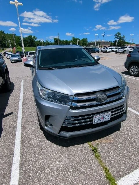 Used 2017 Silver Toyota Limited image 8