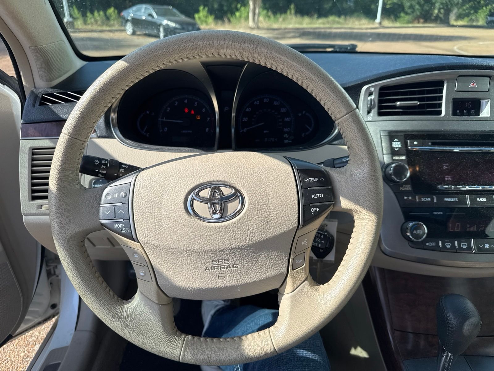 Used 2011 White Toyota Base image 3