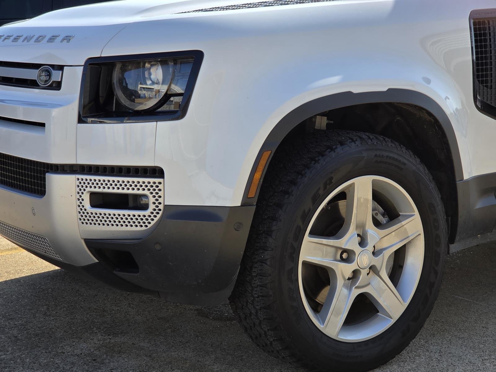 Used 2021 Fuji White Land Rover SE image 2