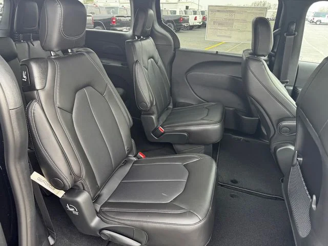 New 2026 Diamond Black Crystal Pearl-Coat Exterior Paint Chrysler LX image 15