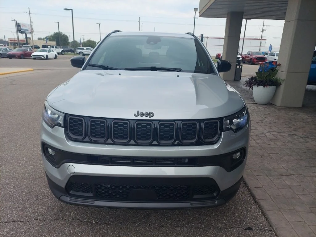 New 2026 Silver Zynith Metallic Clearcoat Jeep Latitude image 2