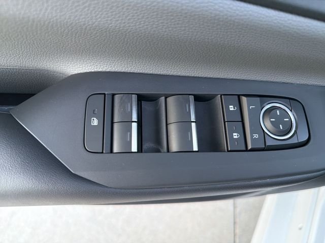 2026 Toyota Prius XLE - Photo 10