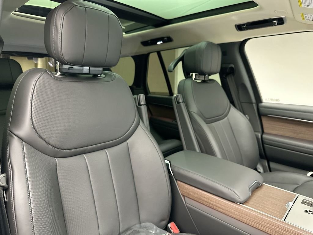 New 2026 Ostuni Pearl Wht Prem Met Land Rover SE image 6
