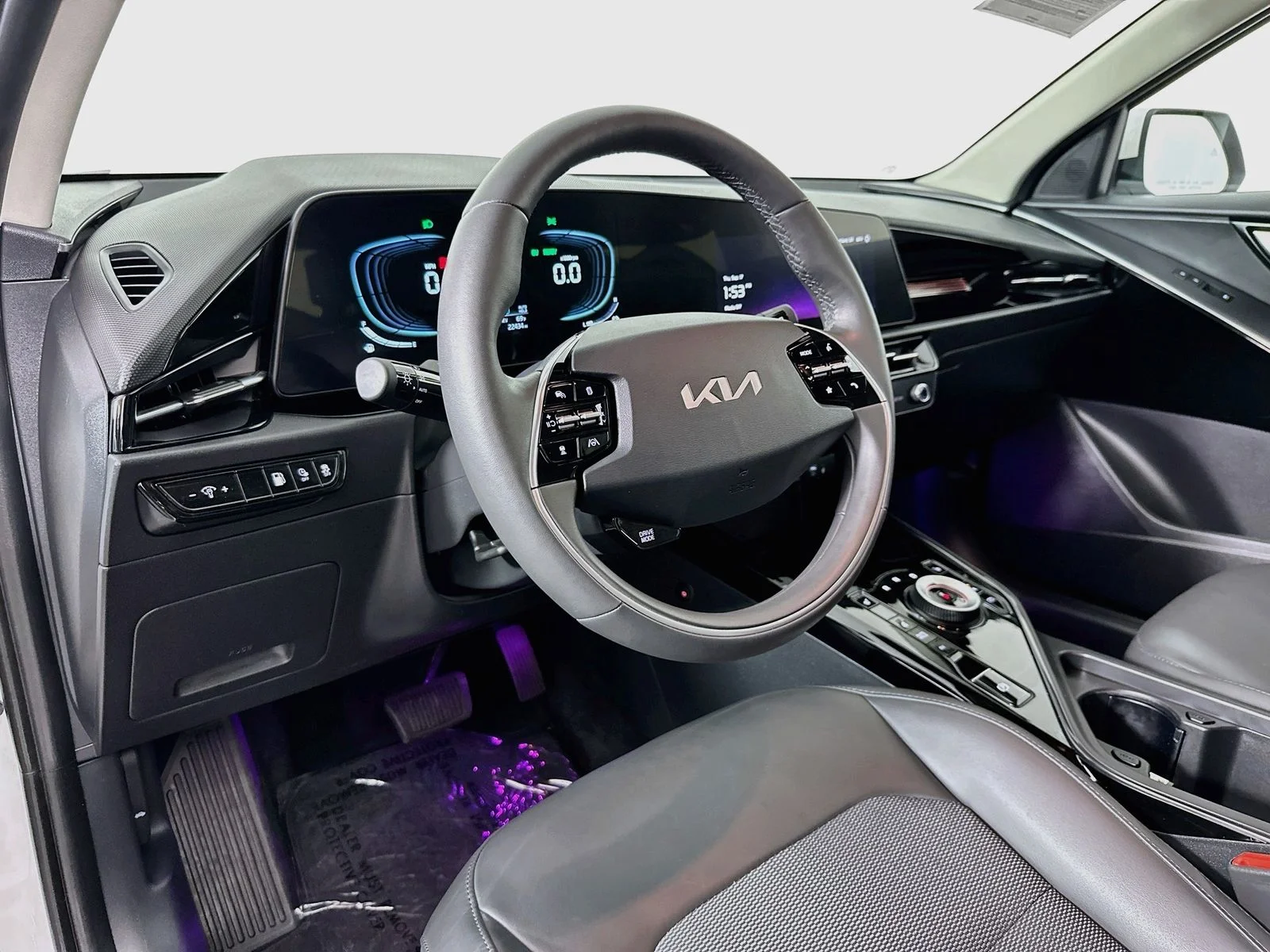 Used 2025 Snow White Pearl Kia EX image 9