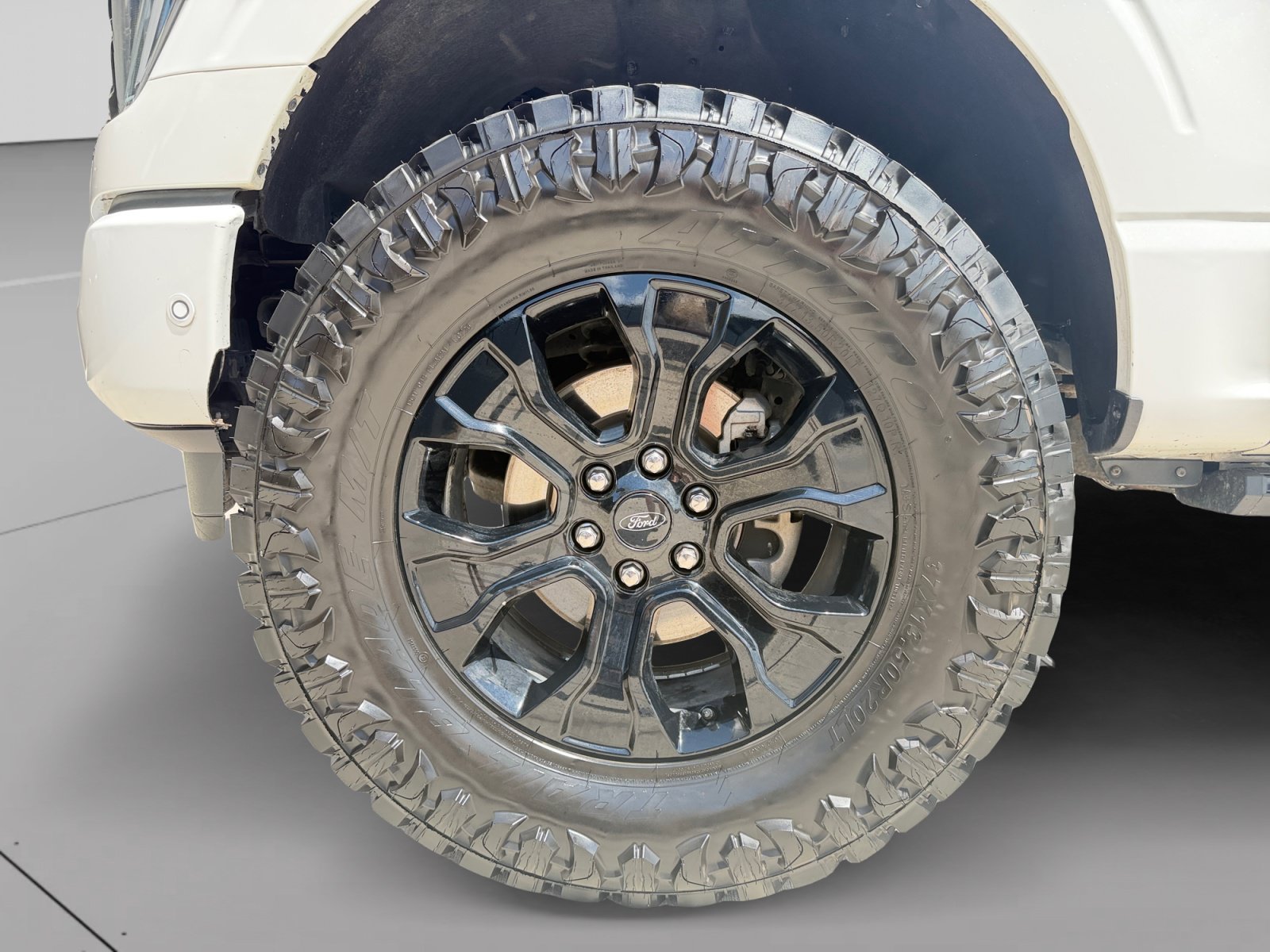 Used 2022 White Metallic Ford Platinum image 9