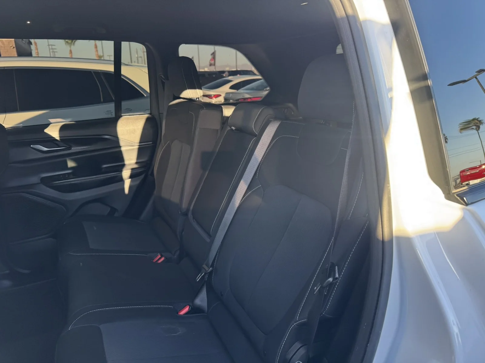 Used 2024  Jeep Laredo image 23