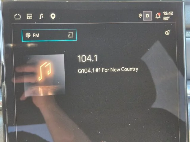 Used 2025 White GMC Elevation image 26