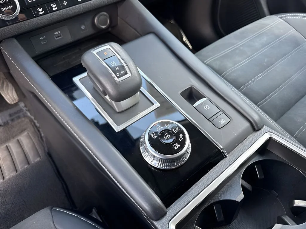 Used 2022 Silver Mitsubishi SE image 18