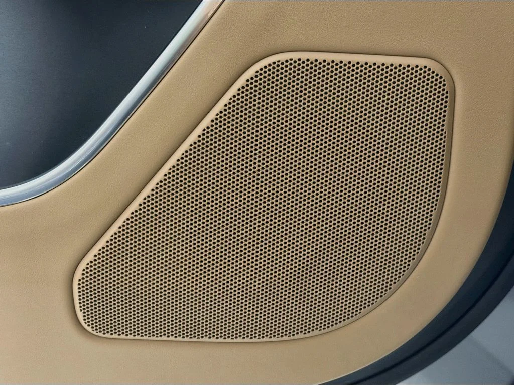 New 2026 Eiger Grey Land Rover SE image 19
