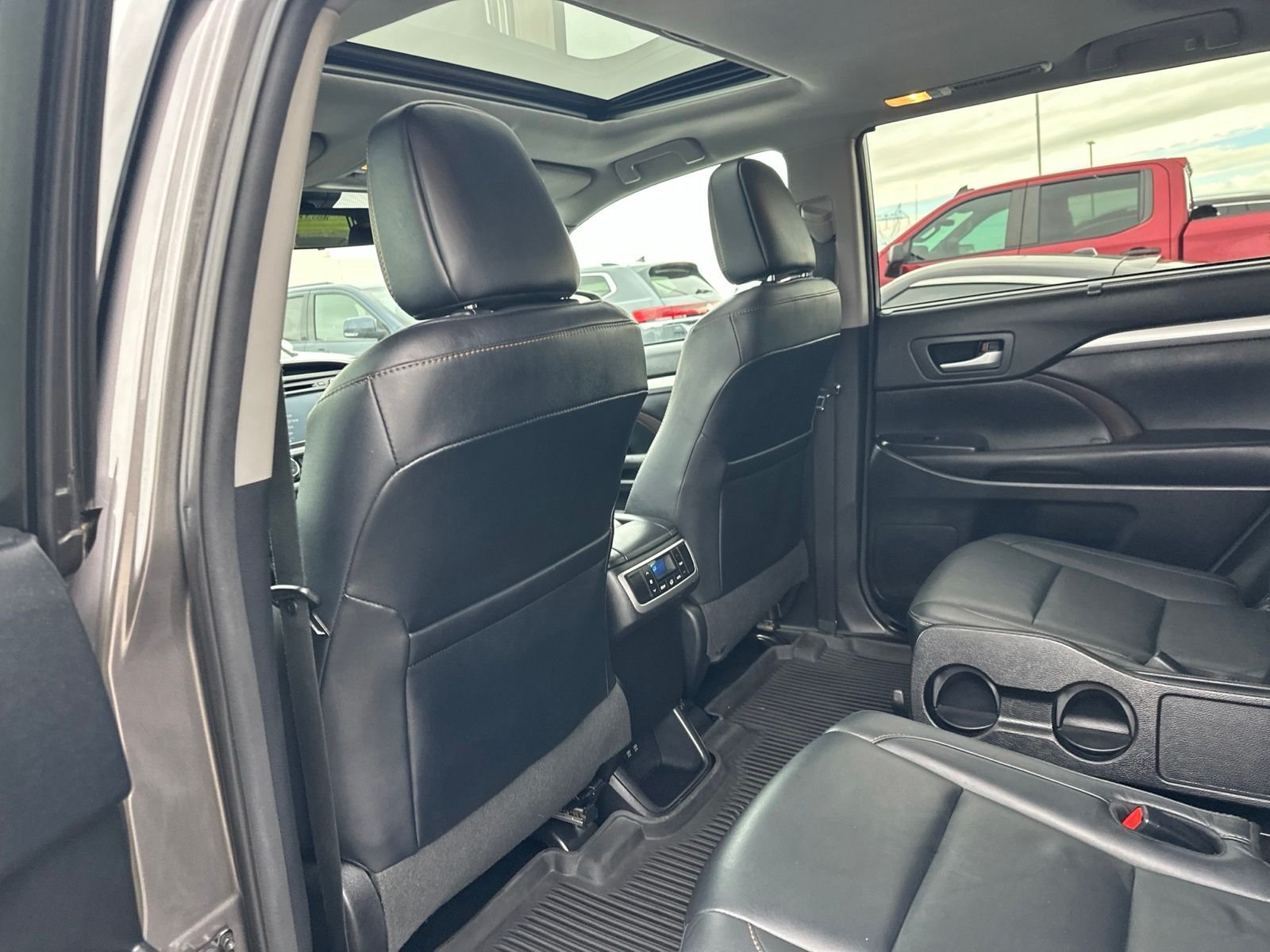 Used 2017  Toyota XLE image 20