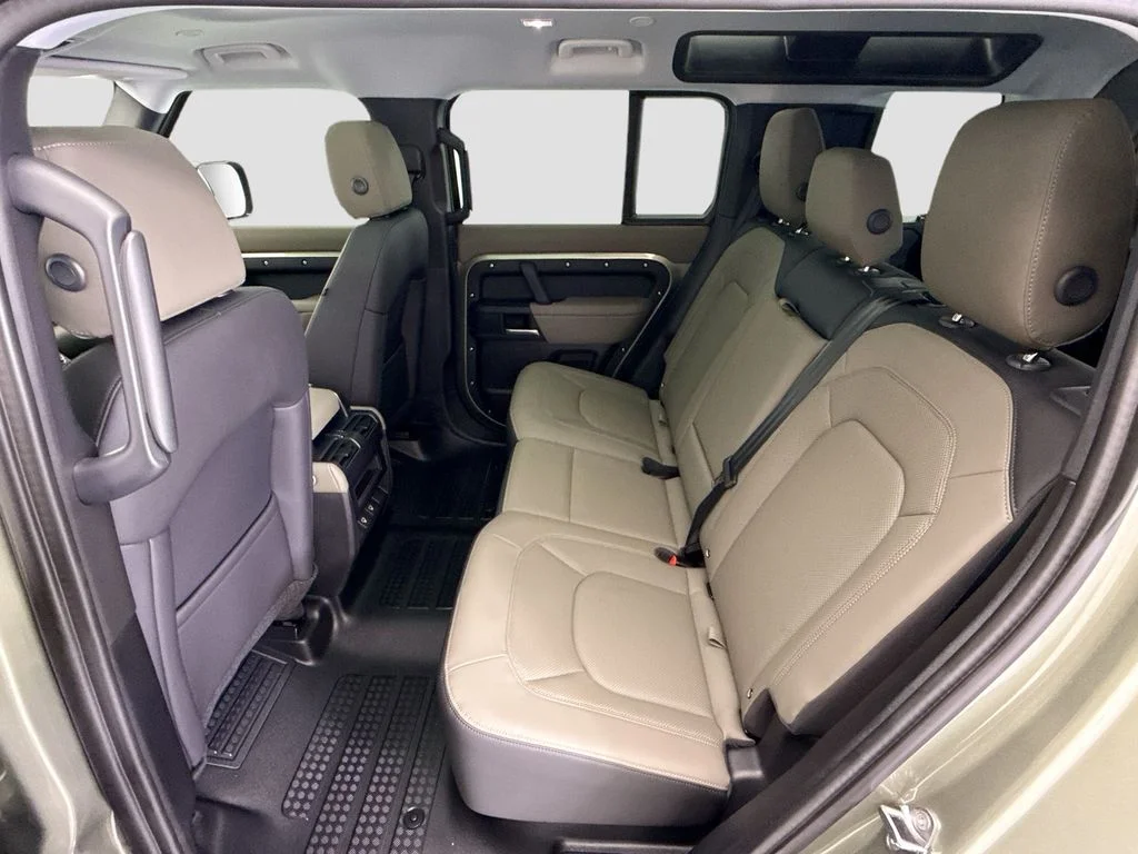 Used 2025 Pangea Green Metallic Land Rover S image 20
