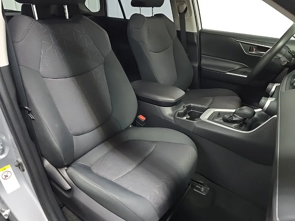 Used 2019 Silver Toyota XLE image 15