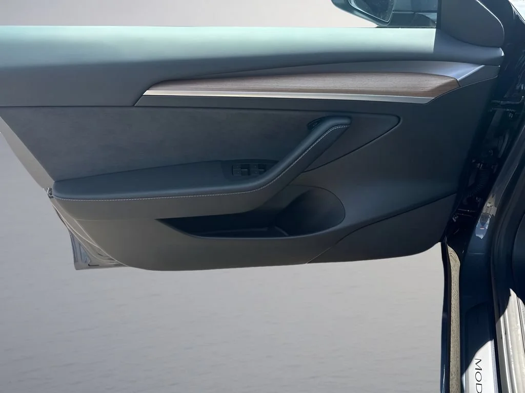 Used 2023 Gray Tesla  image 27