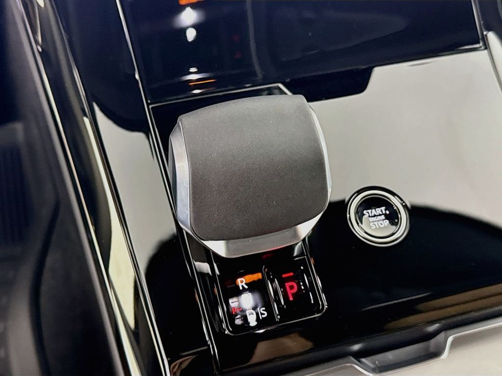New 2026 Santorini Black Land Rover Dynamic SE image 16
