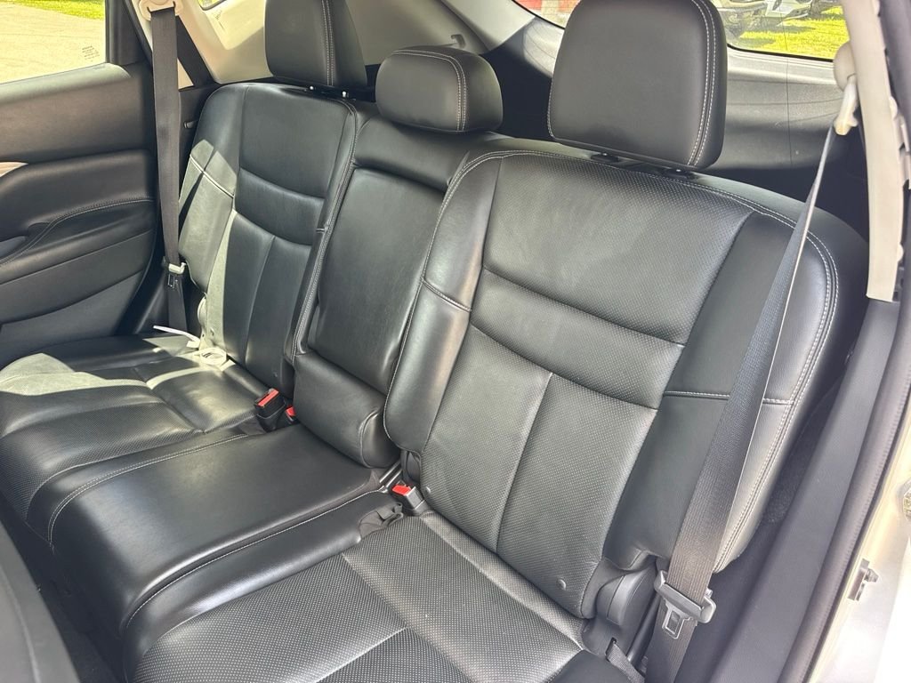 Used 2016 Silver Nissan Platinum image 11