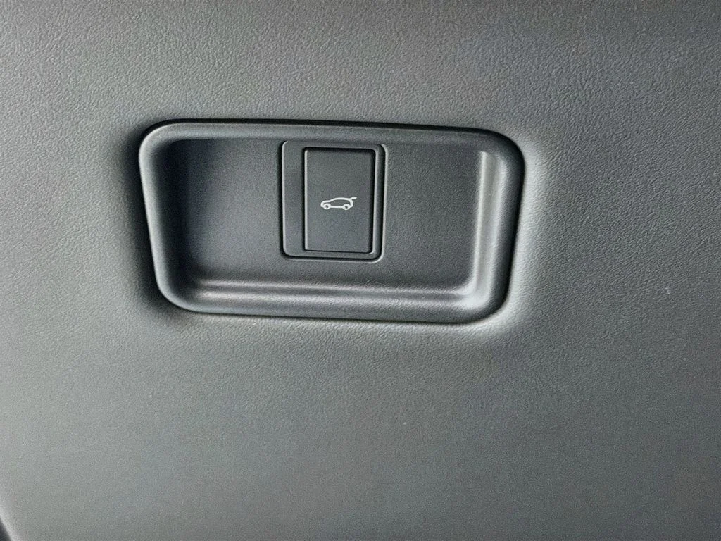 New 2027 Carpathian Grey Land Rover SE image 10