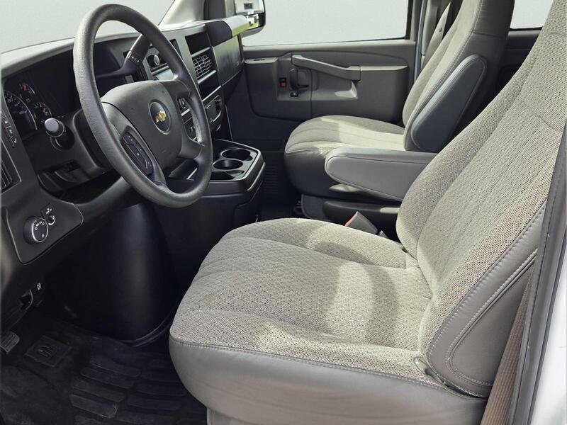 Used 2025 Summit White CHEVROLET RWD 3500 155" LT image 10