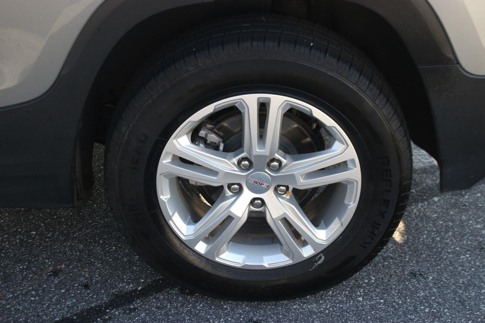 Used 2024 Sterling Metallic GMC SLE image 39