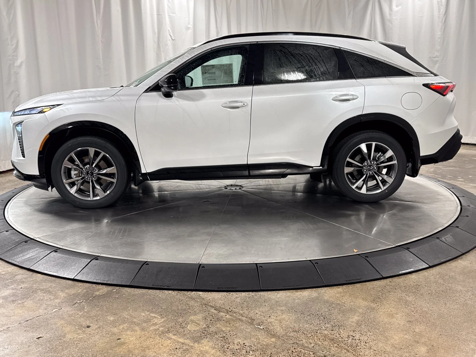 New 2027 RADIANT WHITE INFINITI Luxe AWD image 8