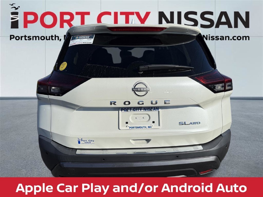 Used 2023 Pearl White Nissan SL premium w/heated leather seats & pano roof image 4