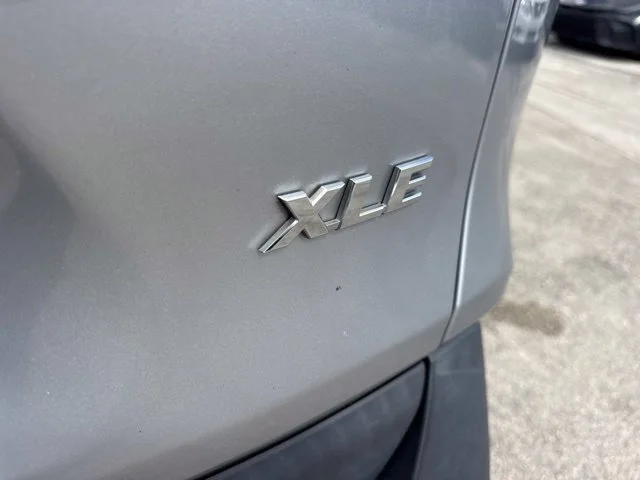 Used 2020 Silver Toyota XLE image 9