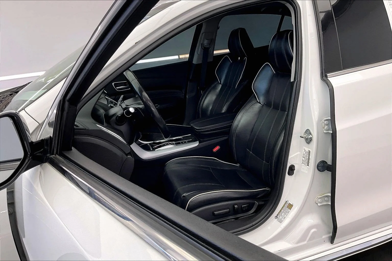Used 2018 Bellanova White Pearl Acura 3.5L V6 image 17