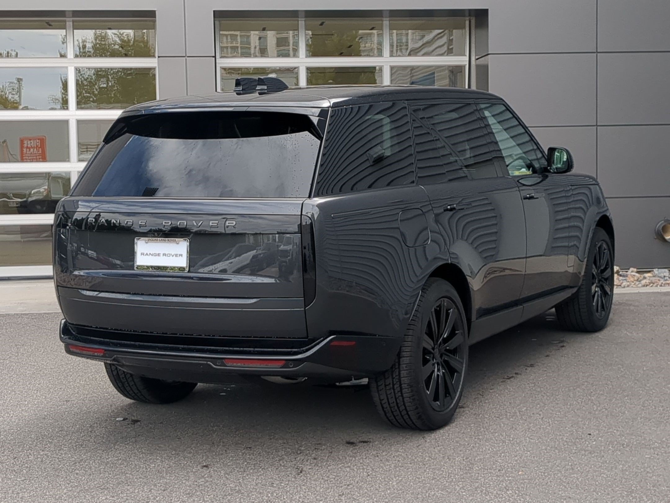 New 2026 Carpathian Grey Land Rover P400 SE LWB 7 Seat image 5