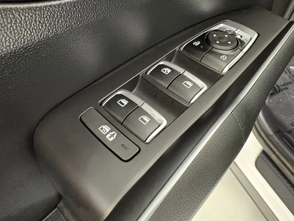 New 2026 Snow White Pearl Kia EX image 20