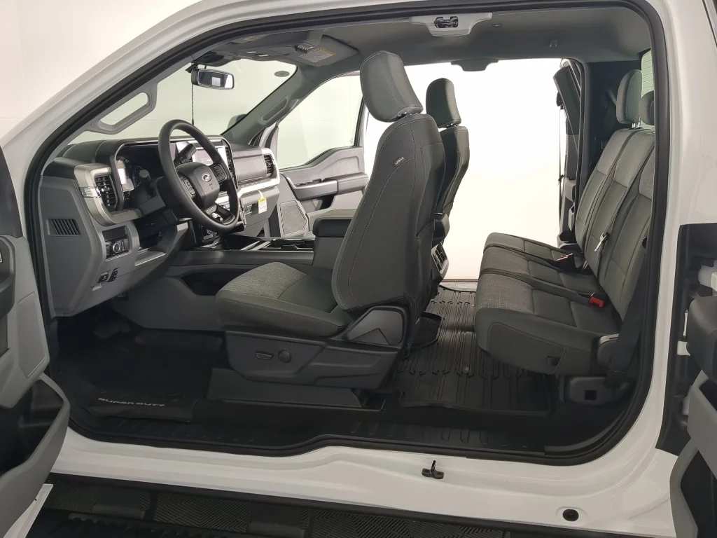 2025 Ford F-350 Super Duty Chassis Cab XLT - Photo 11