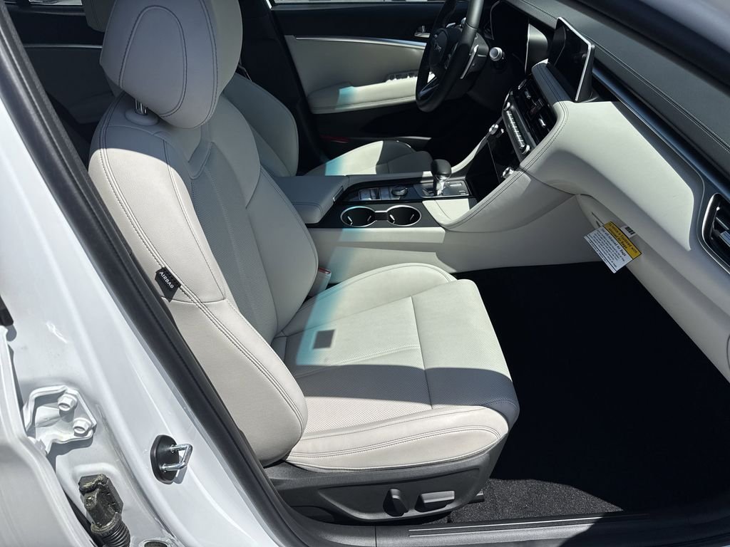 Used 2025 White Genesis 2.5T image 13
