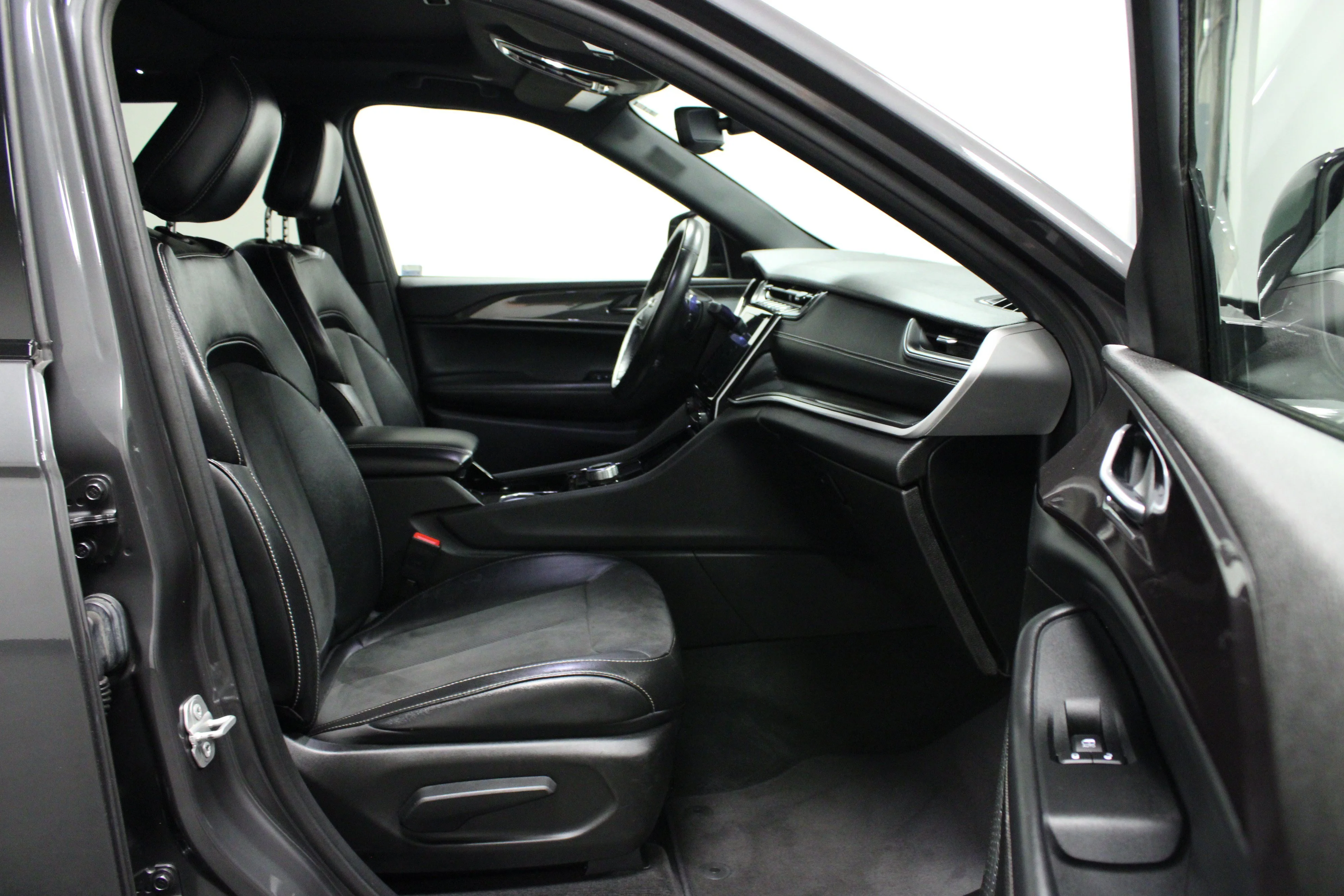 Used 2022 Baltic Gray Metallic Clearcoat Jeep Altitude image 17