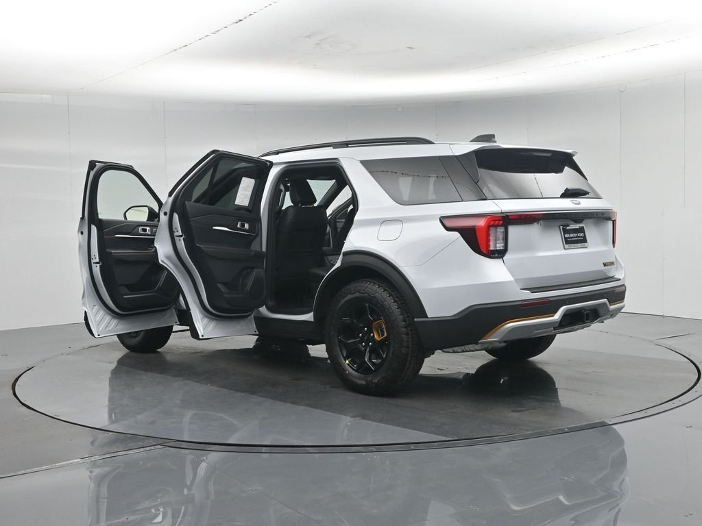 New 2026 Space White Metallic Ford Tremor image 33