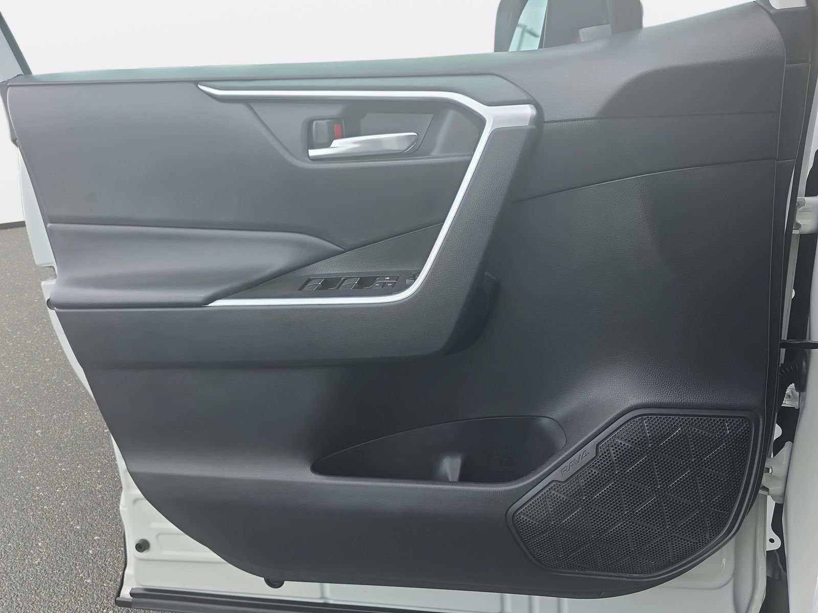 Used 2022 White Toyota XLE image 27