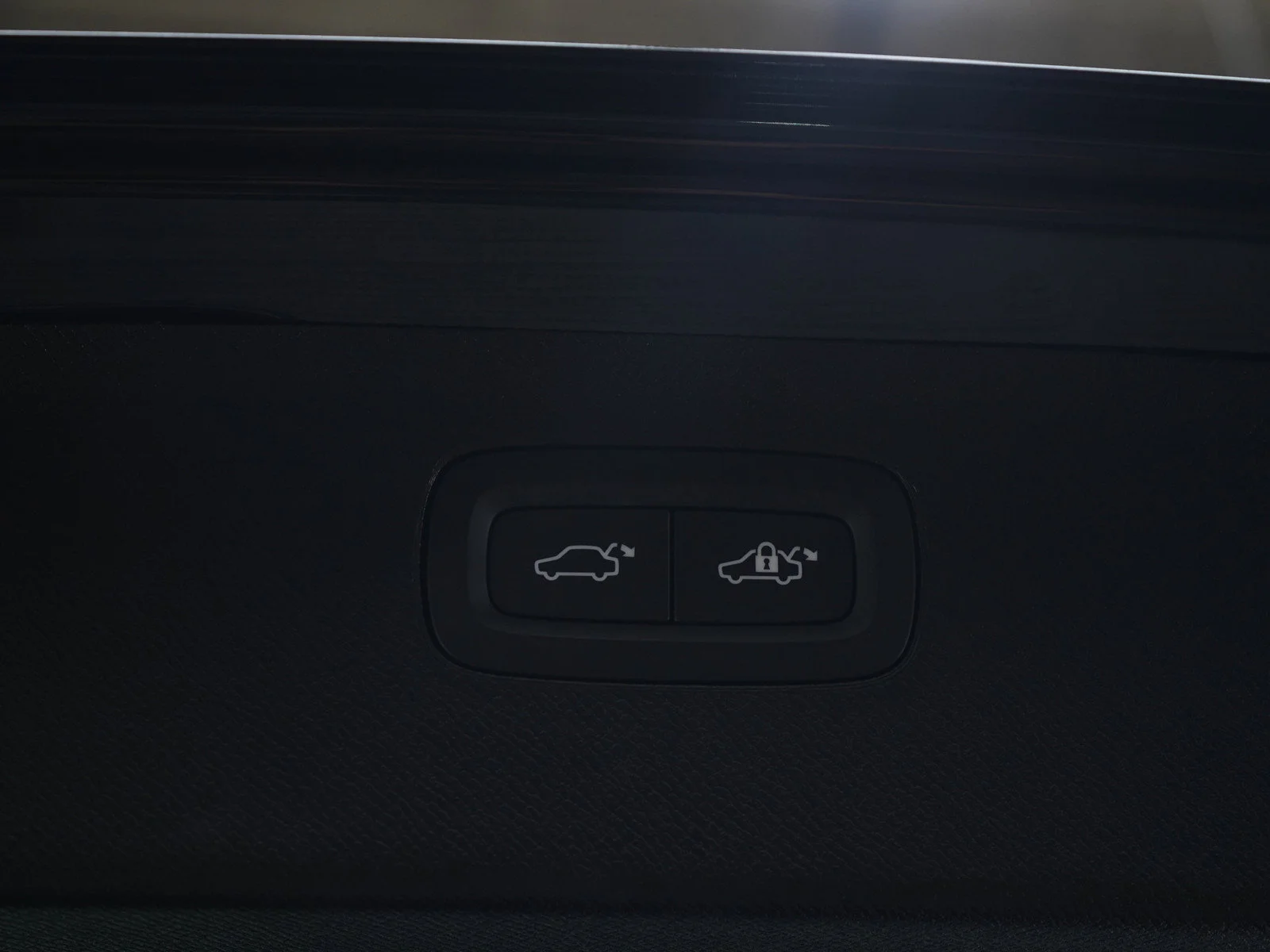 Used 2026 Onyx Black Metallic Volvo B6 Plus 7-Seater image 21