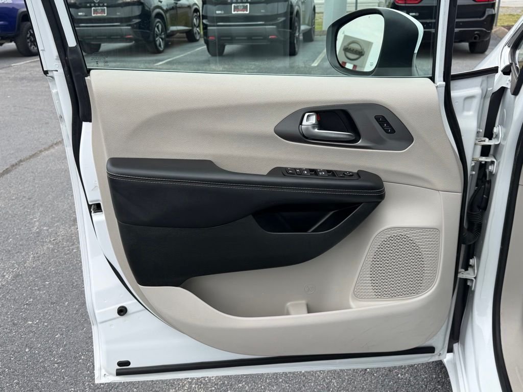 Used 2023 White Chrysler Touring L image 13