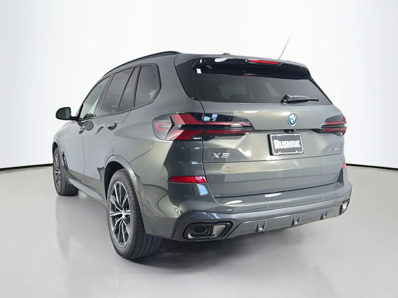 New 2026 Dravit Grey Metallic BMW xDrive50e image 5