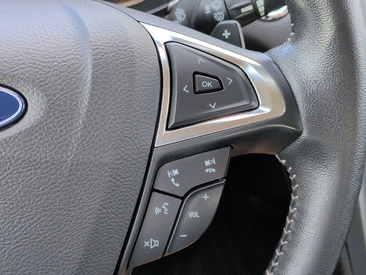 Used 2019 Oxford White Ford SE image 26