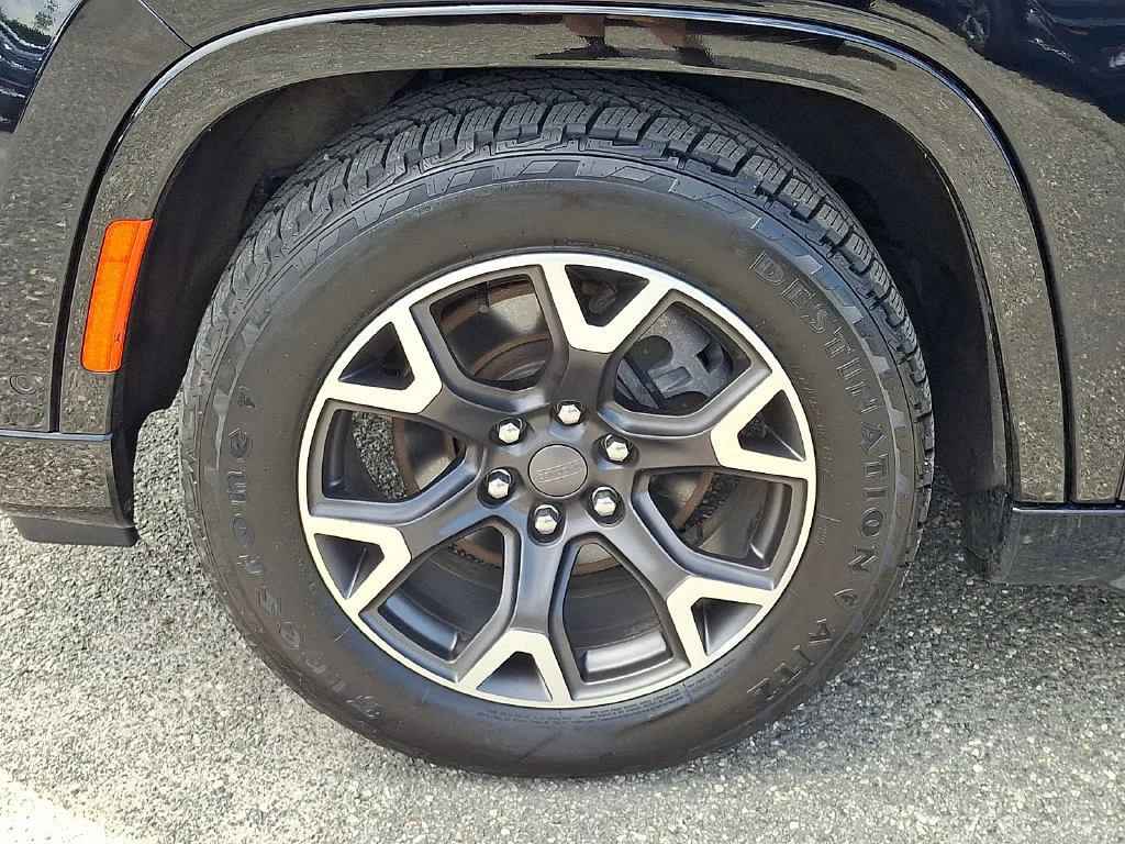 Used 2023 Diamond Black Crystal Pearlcoat Jeep Series III image 29