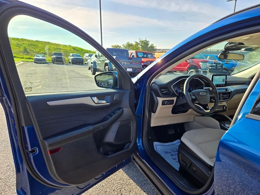 Used 2022 Blue Ford SEL image 13