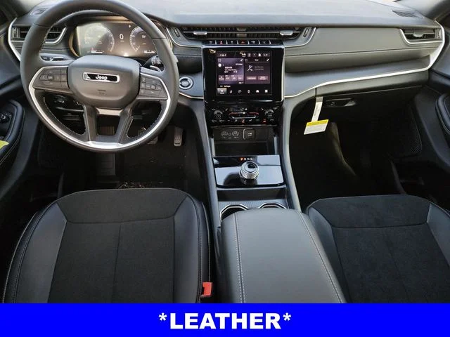 New 2025 Silver Zynith Exterior Paint Jeep Laredo image 5