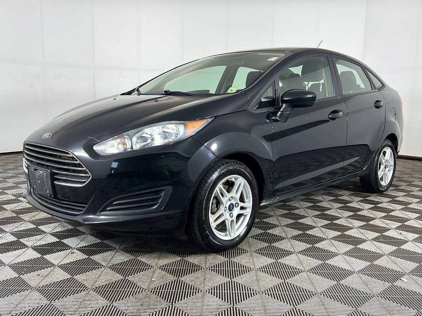 Used 2019 Shadow Black Ford SE image 7