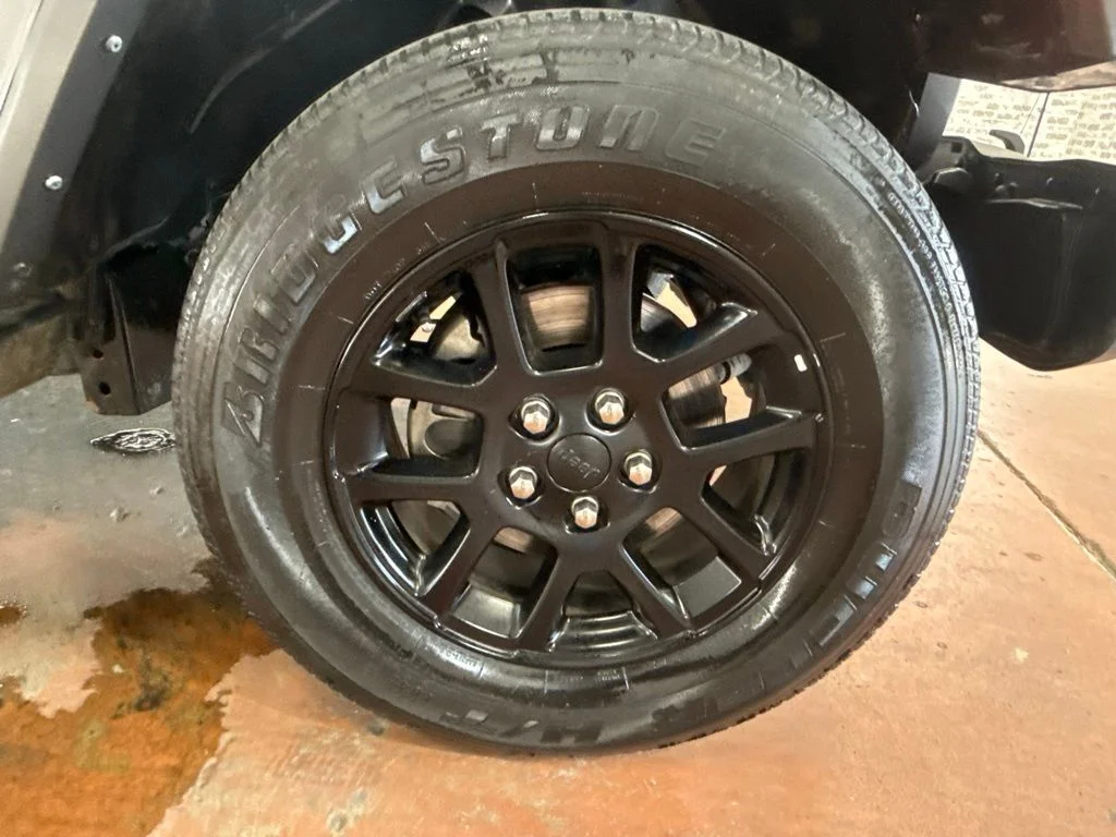 Used 2023 Granite Crystal Metallic Clearcoat Jeep Overland image 10